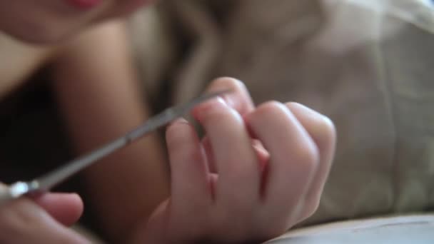 这个小男孩用剪刀剪自己的指甲 — 图库视频影像