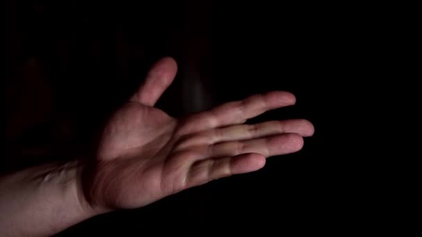 Egy Fekete Hátterű Férfi Kéz Ujjaival Számolva — Stock videók