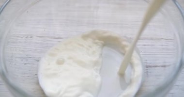 Süt cam bir tabağa dökülür..