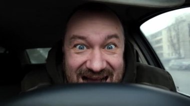 Şoför arabada deli gibi gülüyor. Gergin çılgın kahkaha.