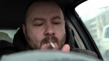 Şoför arabada bir sigara yakar. Yorgunluk, gerginlik..