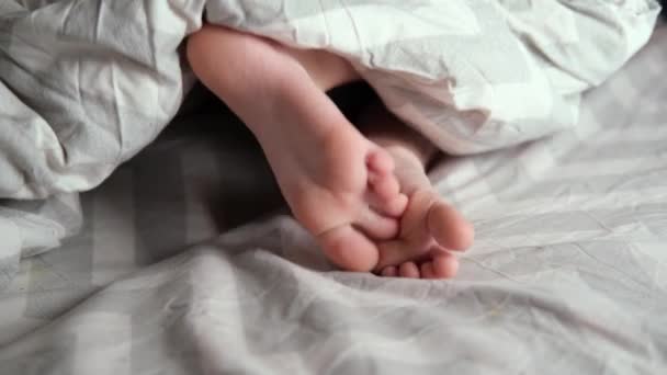 Pies Bebé Cama Mira Debajo Las Sábanas — Vídeo de stock