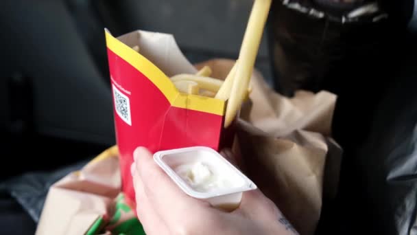 Kiev Ukraina Januari 2021 Äta Mcdonald Potatis Bilen — Stockvideo