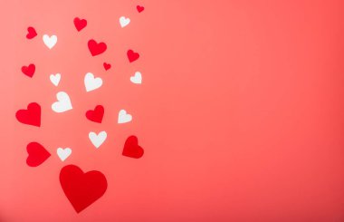 Kırmızı arka planda kalpler. Sevgililer Günü için arkaplan, metin için yer.