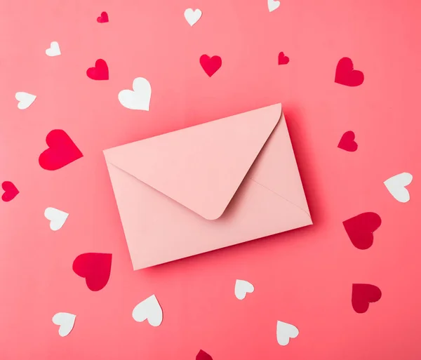 Aşk Mektubu Kırmızı Arkaplanda Kalplerle Pembe Bir Zarf — Stok fotoğraf