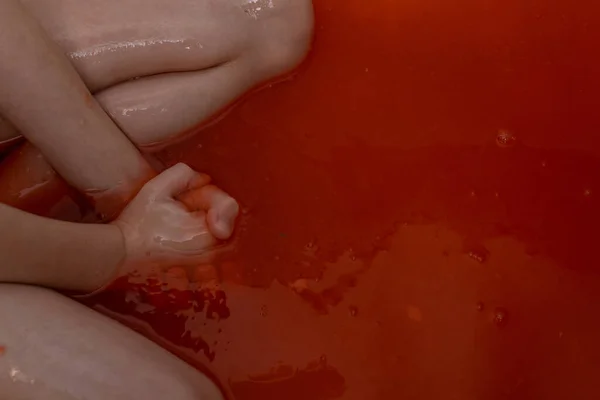 Кров Ванні Руки Тримають Червону Рідину Абстрактний Образ Болю Декадентства — стокове фото