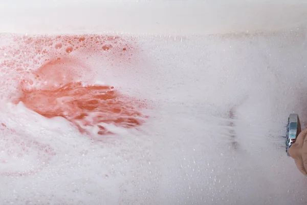 Niño Hace Espuma Baño Con Ducha Agua Roja — Foto de Stock