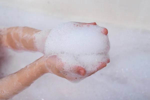 Mãos Das Crianças Seguram Espuma Tomar Banho Procedimentos Higiene — Fotografia de Stock