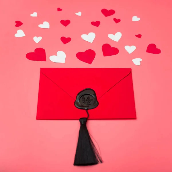 Roter Umschlag Und Herzen Liebesbrief Für Valentinstag Konzept — Stockfoto