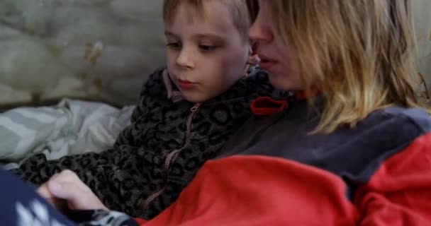 Mama Syn Czytają Tabliczce Nauka Domu Interakcje Między Rodzicami Dziećmi — Wideo stockowe