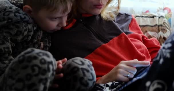Mãe Filho Estão Ler Num Tablet Escola Casa Interação Pai — Vídeo de Stock