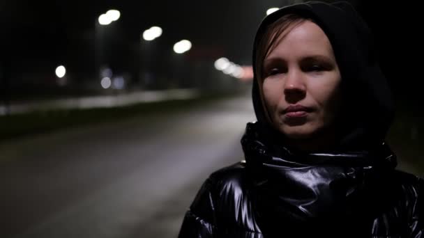 Μια Γυναίκα Νύχτα Στο Δρόμο Κοντά Στο Δρόμο Κοιτάζει Μέσα — Αρχείο Βίντεο