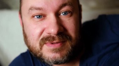 Yetişkin bir adam kameraya konuşuyor. Bloglar, online iletişim.