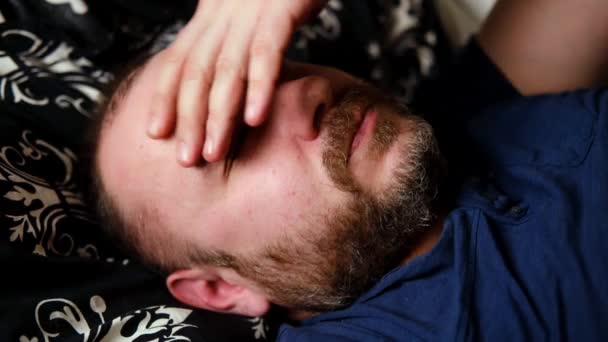 Homem Adulto Cansado Sem Barba Fica Sofá Com Olhar Sonolento — Vídeo de Stock