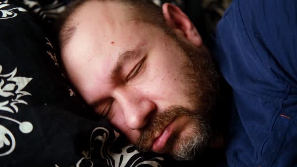 Mannelijk Snurken Een Volwassen Man Slaapt Zijn Lippen Bewegen Van — Stockvideo