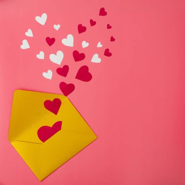 Zarftaki kalpler. Aşk mektubu kavramı, Sevgililer Günü tebrikleri.