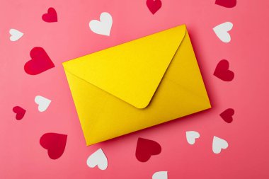 Aşk mektubu. Kırmızı arkaplanda altın bir zarf ve kalpler..