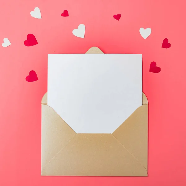 Aşk Mektubu Kırmızı Arka Planda Altın Bir Zarf Kalpler Metnin — Stok fotoğraf