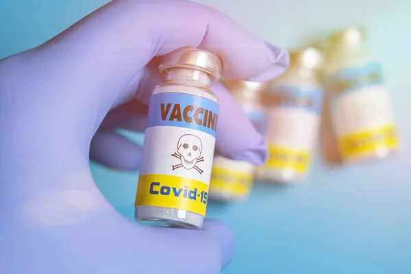 予防接種コロナウイルスの概念の恐怖 毒を警告するワクチンラベルの手袋を手に — ストック写真