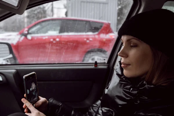 Aikuinen Nainen Istuu Autossa Ottaa Selfien Bloggaaminen Online Lähetykset — kuvapankkivalokuva