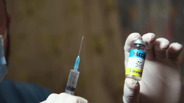 这种病毒疫苗的危害 疫苗接种的负面影响的概念 医生从一个装有危险警告的小瓶中取出注射器 — 图库视频影像