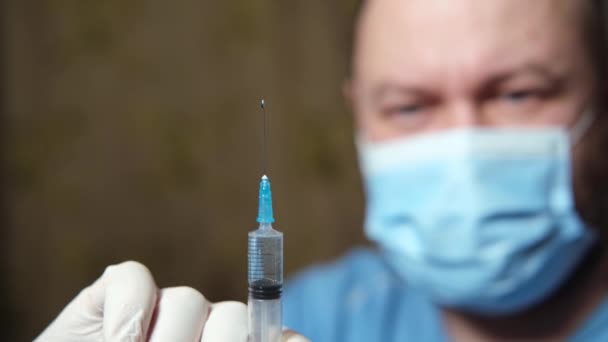 Aşılama Doktor Aşıyı Şırıngadan Döker — Stok video