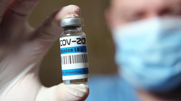 Coronavirus Vaccine Mand Med Medicinsk Maske Holder Flaske Vaccine – Stock-video