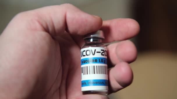 Vaccinatie Flacon Met Coronavirusvaccin Hand Van Een Man — Stockvideo