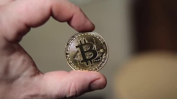 男の手にBitcoin金のコイン — ストック動画