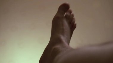 Bir adamın bacağı havada sallanıyor. Rahatla, evinde dinlen..