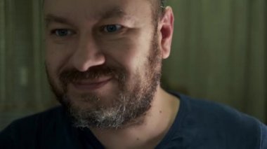 Adamın biri buzdolabından elma alıyor.