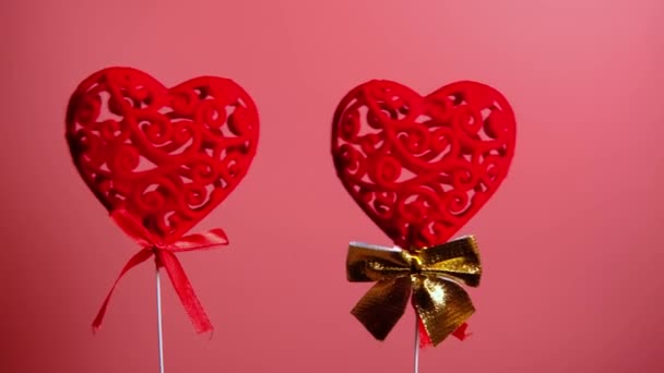 Alla Hjärtans Dag Två Röda Volymetriska Hjärtan Pinne Visas Rosa — Stockvideo