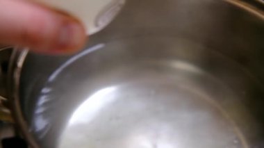 Haşlanmış yumurta pişiriyorum. Çiğ yumurtayı kaynar suya batır..