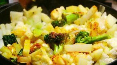 Spatula tavadaki sebze karışımını engelliyor. Kızartma Tavasında Vejetaryen Güveci Pişiriyorum.