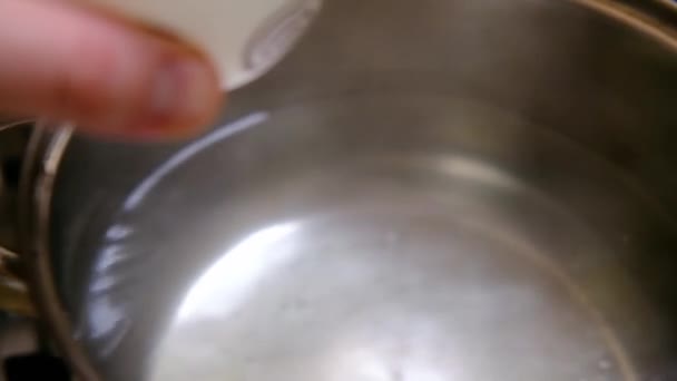 Gestroopte Eieren Bakken Dompel Een Rauw Kokend Water — Stockvideo