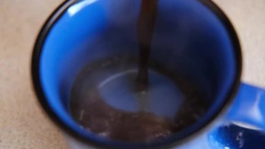 Sıcak kahve mavi fincana dökülüyor..