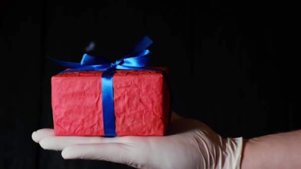 Geschenk Einer Hand Mit Einem Gummihandschuh Lieferung Geschenke Während Des — Stockvideo
