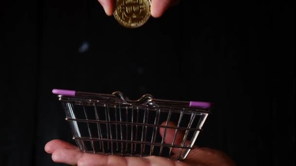 Achat Concept Bitcoin Une Main Met Une Pièce Dans Panier — Video