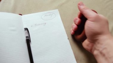 Pazartesiden itibaren planların uygulanması. El için bir genişletici formatında egzersiz.