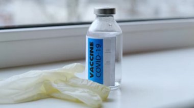 Salgının sonu geldi. Koranavirüs ve koruma önlemlerinden muafiyet. Tıbbi eldiven ve maske aşının yanına düştü..
