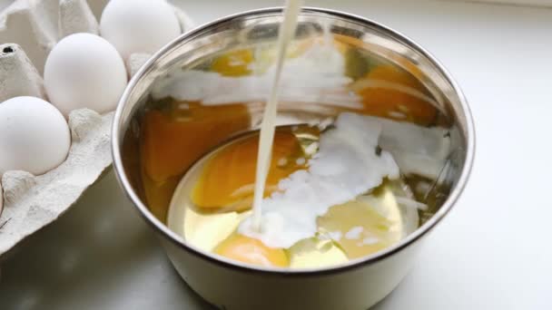 Γάλα Προστίθεται Στα Ωμά Αυγά Μαγειρεύω Ομελέτα — Αρχείο Βίντεο