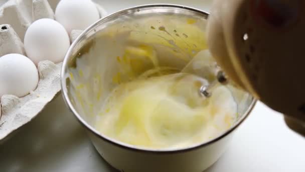 Eier Und Milch Werden Mit Dem Mixer Geschlagen Ein Omelett — Stockvideo