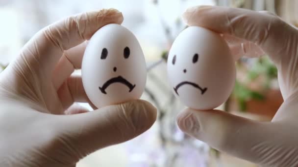 Dwa Jajka Smutnymi Emotikonami Rękach Gumowej Rękawiczce Koncepcja Męskich Problemów — Wideo stockowe