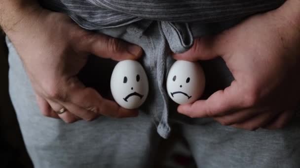 泌尿学 男性性问题的概念 睾丸激素减少性活动减少一个男人在腹股沟附近拿着带有悲伤情绪的鸡蛋 — 图库视频影像