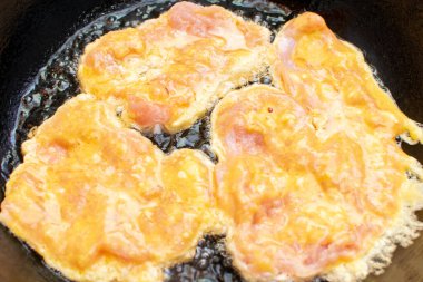 Tavada pirzola pişiriyorum. Hamurda tavuk eti..