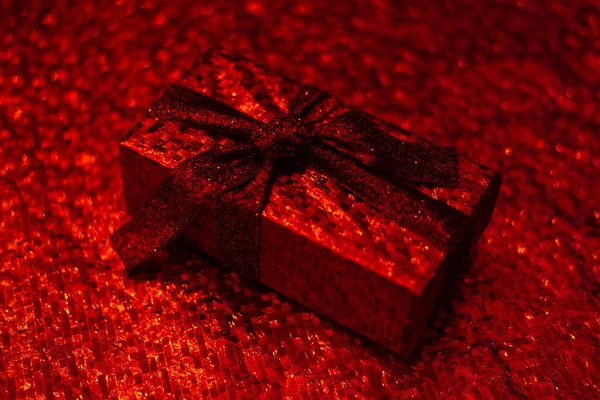 Brillante Regalo Rojo Sobre Fondo Rojo — Foto de Stock