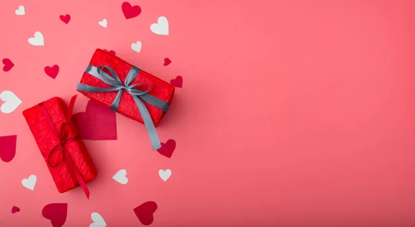 Два Подарунки День Святого Валентина Коробки Червоній Упаковці Рожевому Тлі — стокове фото