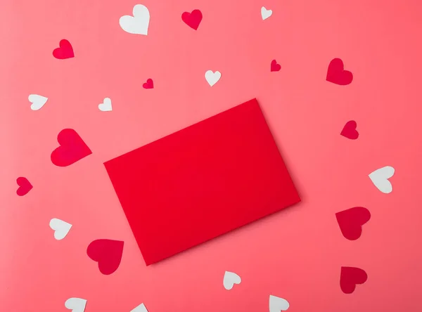 Roter Umschlag Und Herzen Liebesbrief Zum Valentinstag Konzept Platz Für — Stockfoto