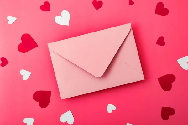 Carta Amor Sobre Rosa Sobre Fondo Rojo Con Corazones — Foto de Stock