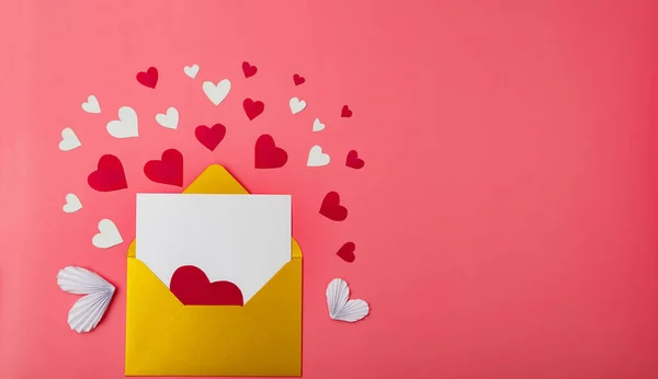 Goldener Umschlag Und Herzen Auf Rotem Hintergrund Liebesbrief Zum Valentinstag — Stockfoto